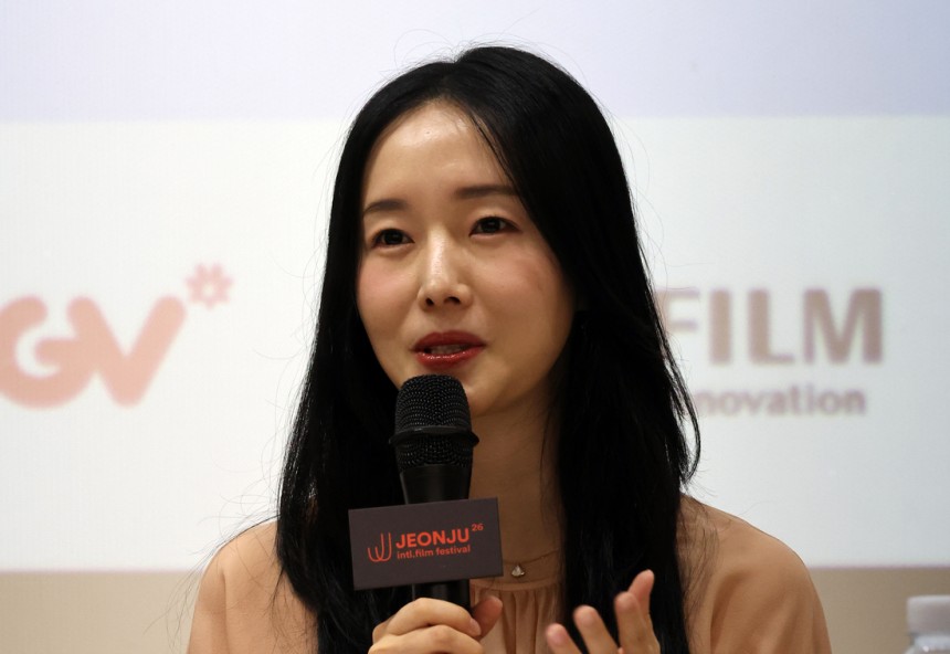 제26회 전주국제영화제가 열리고 있는 2일,전북 전주시 완산구 전주중부비전센터에서 열린‘J스페셜: 올해의 프로그래머’기자회견에서 배우 겸 감독 이정현이 기자들의 질문에 답하고 있다.연합뉴스