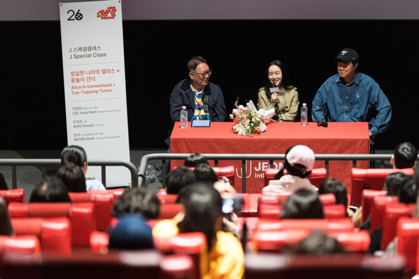 지난 1일 전북 전주시 메가박스 전주객사점에서 &lt;꽃놀이 간다&gt;+&lt;성실한 나라의 앨리스&gt; 상영 후 이어진 관객과의 대화(GV) 시간에 감독 겸 배우 이정현(가운데)이 발언하고 있다.전주국제영화