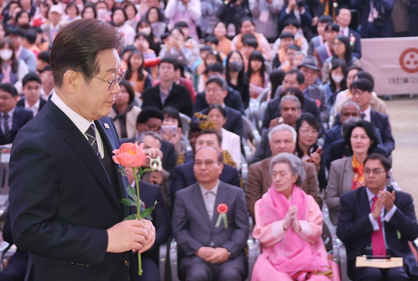 이재명 더불어민주당 후보가 5일 서울 종로구 조계사에서 열린 부처님오신날 봉축법요식 육법공양에서 헌화를 위해 이동하고 있다. 대통령실사진기자단