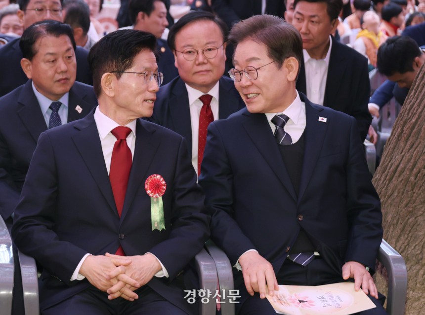 이재명 더불어민주당 대선후보와 김문수 국민의힘 대선후보(왼쪽)가 불기 2569(2025)년 부처님오신날을 맞은 5일 서울 종로구 조계사 대웅전 앞에서 열린 부처님 오신날 봉축법요식에서 대화를 하고 있다. 대통령실사진