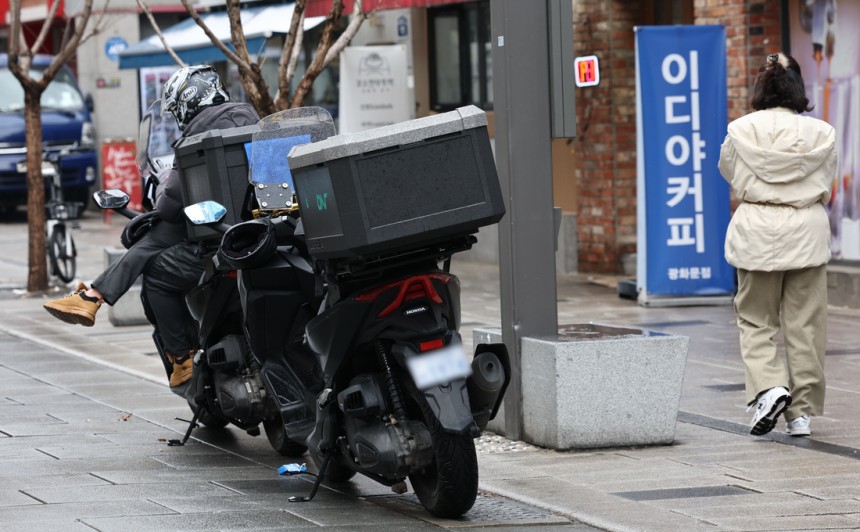 지난 3월18일 서울 시내에서 대기 중인 배달 기사 모습.연합뉴스
