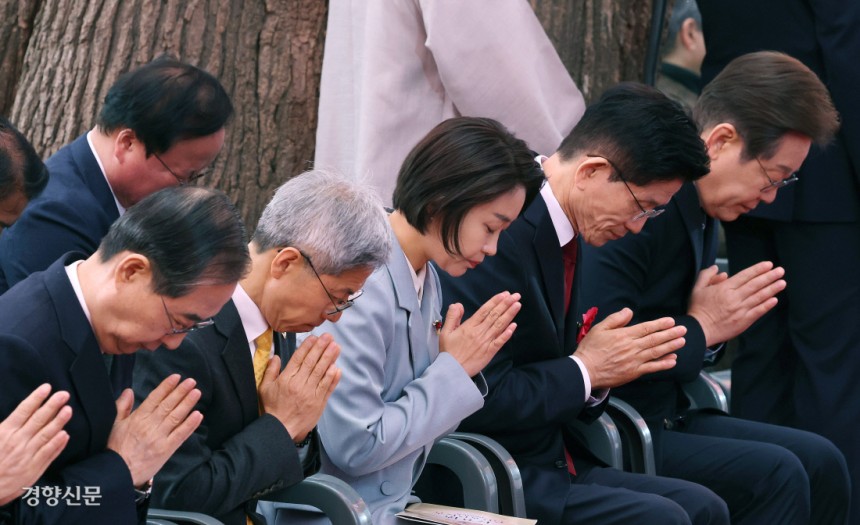 부처님께 빌어보는 ‘큰 꿈’…나란히 손 모은 대선 후보들 제21대 대통령 선거 후보들이 5일 서울 종로구 조계사에서 열린 불기 2569년 부처님오신날 봉축법요식에 나란히 참석해 합장하고 있다. 오른쪽부터 이재명 더불