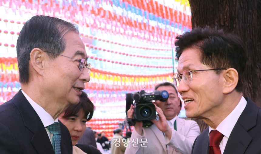 김문수 국민의힘 대선 후보와 한덕수 무소속 대선 예비후보가 5일 서울 종로구 조계사에서 열린 부처님오신날 봉축법요식에서 인사를 나누고 있다. 대통령실사진기자단