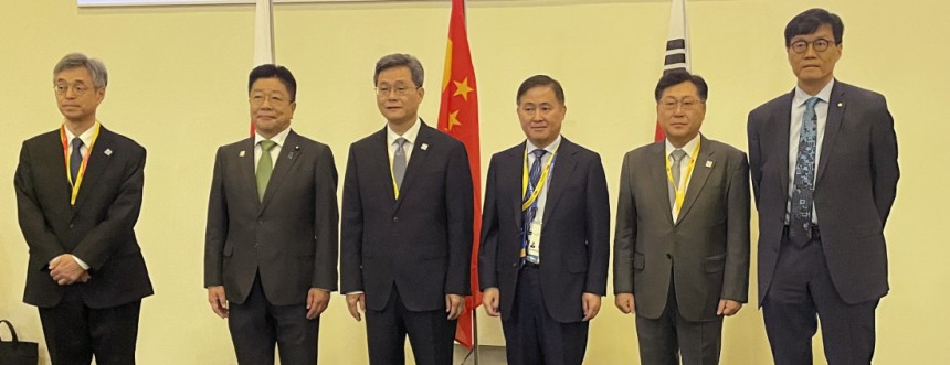 지난 4일(현지시간) 이탈리아 밀라노에서 열린‘제28차 아세안+3 재무장관·중앙은행 총재 회의’에서 히미노 료조 일본은행(BOJ) 부총재,가토 가쓰노부 일본 재무상,란포안 중국 재무부장,판궁성 인민은행(PBC