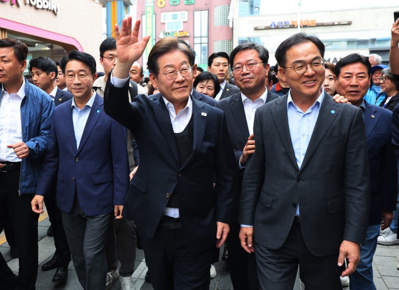 대법관 탄핵론 거리 둔 이재명 “당 판단 존중”…민생 행보 집중