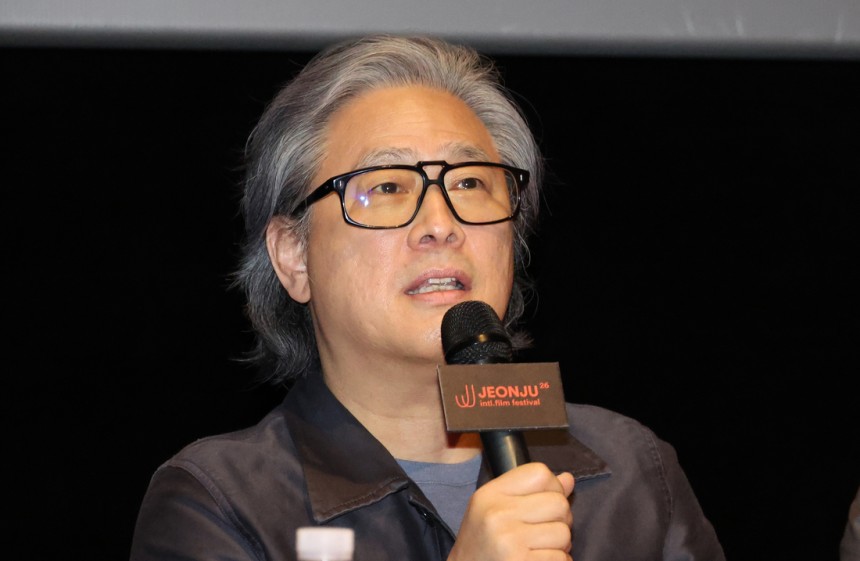 제26회 전주국제영화제 넷째 날인 3일, ‘J스페셜클래스’에 참석한 박찬욱 감독이 관객의 질문을 듣고 있다. 연합뉴스