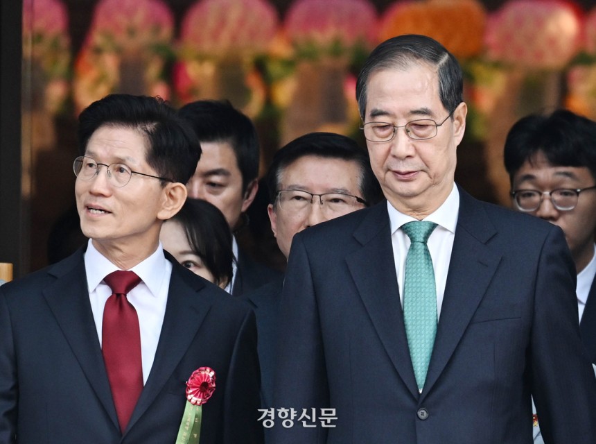 김문수 국민의힘 대선후보(왼쪽)와 한덕수 무소속 예비후보가 5일 서울 종로구 조계사에서 열린 부처님오신날 봉축법요식에 입장하고 있다. 대통령실사진기자단