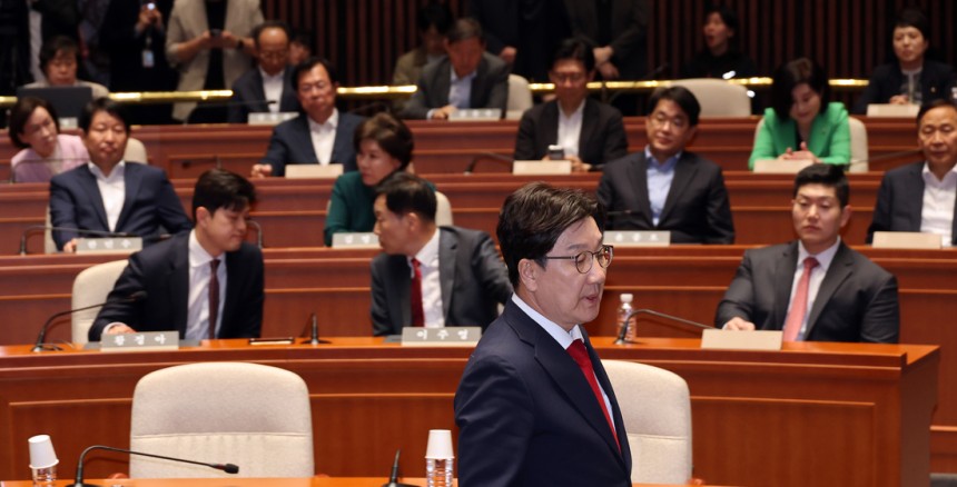 권성동 국민의힘 원내대표가 5일 국회에서 열린 의원총회에 참석해 발언하기 위해 단상으로 향하고 있다. 연합뉴스