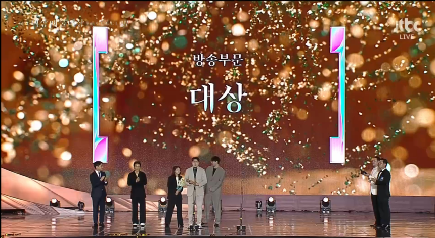 5일 열린 제61회 백상예술대상 방송부문 대상에 &lt;흑백요리사: 요리 계급 전쟁&gt;이 호명됐다. JTBC 갈무리