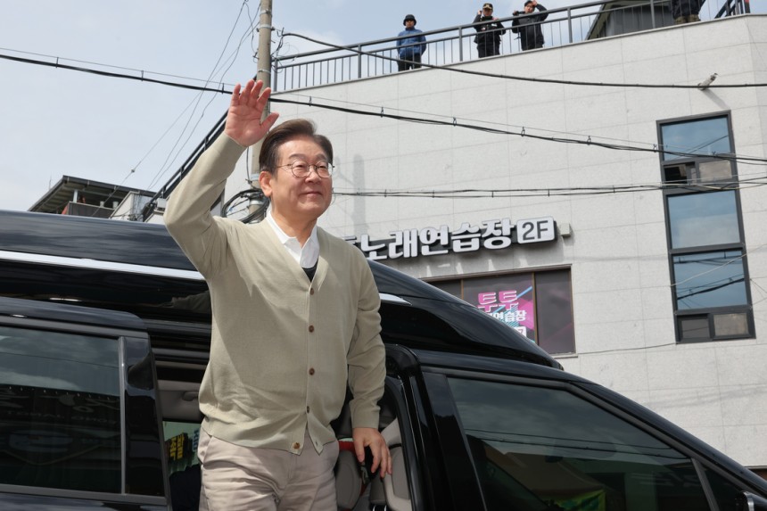 이재명 더불어민주당 대선 후보가 6일 충북 증평군 증평장뜰시장을 찾아 시민들과 인사하고 있다.  연합뉴스