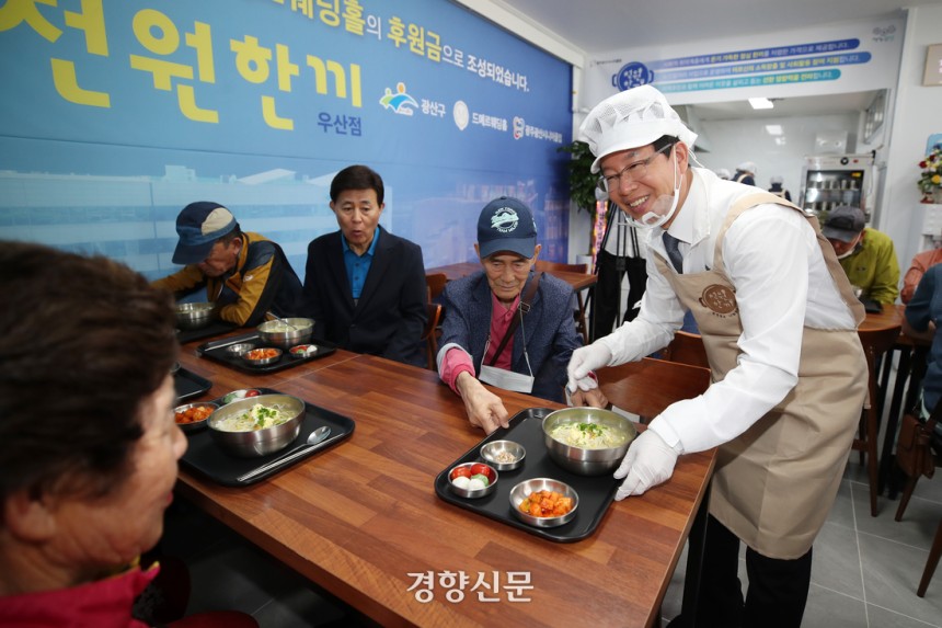 광주 광산구 천원한끼 우산점에서 박병규 광산구청장이 손님들에게 음식을 내오고 있다.이 식당은 콩나물국밥을 취약계층에는 1000원,일반인들에게는 3000원에 판다.광산구 제공.