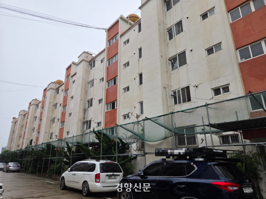 경북 포항시 북구 흥해읍에 있는 한 5층짜리 아파트 입구에 지난 3일 사고 방지용 구조물이 설치돼 있다. 이 아파트는 2017년 11월 국내 관측 사상 두 번째로 큰 규모인 5.4 지진으로 인해 파손돼 ‘수리 불가’