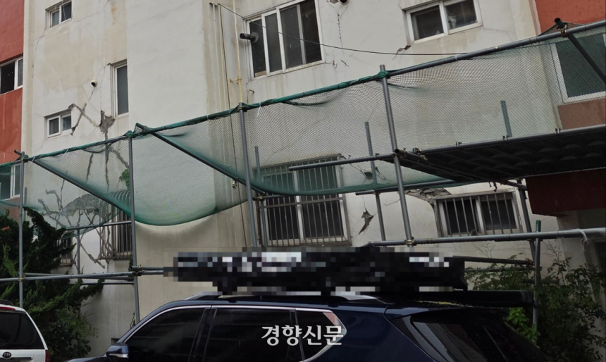 경북 포항시 북구 흥해읍에 있는 한 5층짜리 아파트 벽면이 지난 3일 파손된 채 방치돼 있다. 이 아파트는 2017년 11월 발생한 지진으로 인해 파손돼 ‘수리 불가’ 판정을 받았으나 비용 등의 문제로 철거되지 못했