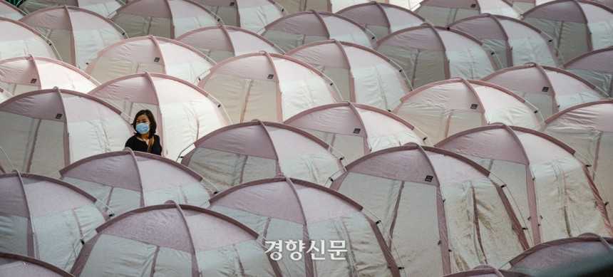 포항 지진 피해주민들이 2017년 11월 설치가 완료된 경북 포항시 북구 흥해실내체육관으로 이주하고 있다.이준헌 기자