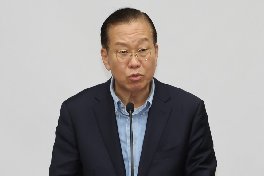 권영세 국민의힘 비상대책위원장이 6일 서울 여의도 국회에서 열린 의원총회에서 후보 단일화를 촉구하고 있다. 연합뉴스