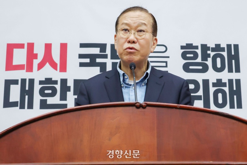 대선 후보 단일화를 두고 국회에서 6일 열린 국민의힘 의원총회에서 권영세 비대위원장이 모두 발언을 하고 있다. 한수빈 기자