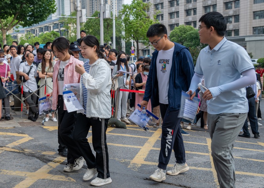 학부모들이 중국 대학입시시험인 가오카오를 치르러 고사장으로 향하는 자녀들을 지켜보고 있다.  신화연합뉴스
