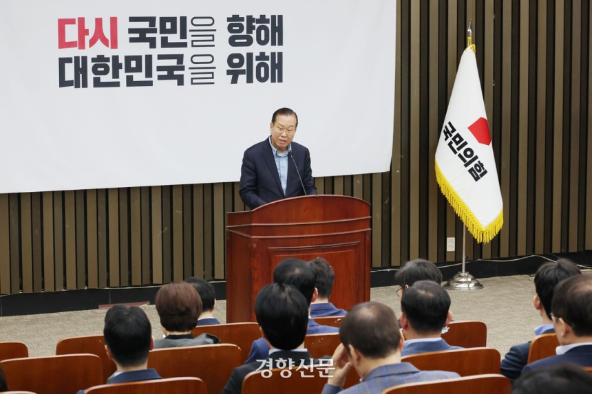 대선 후보 단일화를 두고 국회에서 6일 열린 국민의힘 의원총회에서 권영세 비대위원장이 모두 발언을 하고 있다. 한수빈 기자