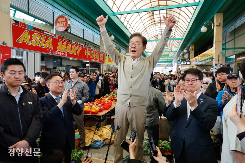 이재명 더불어민주당 대선 후보가 6일 충북 증평군 장뜰시장을 찾아 연설하고 있다. 성동훈 기자