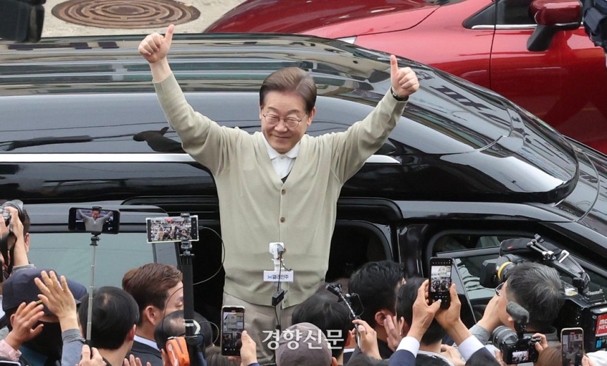 이재명 더불어민주당 대선 후보가 6일 오후 충북 옥천군 옥천읍 옥천공설시장을 떠나며 시민들과 인사를 나누고 있다. 옥천 성동훈 기자