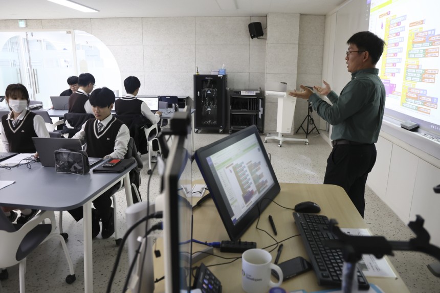 지난 3월27일 서울 관악구의 한 고등학교에서 고교학점제 수업이 진행되고 있다.연합뉴스