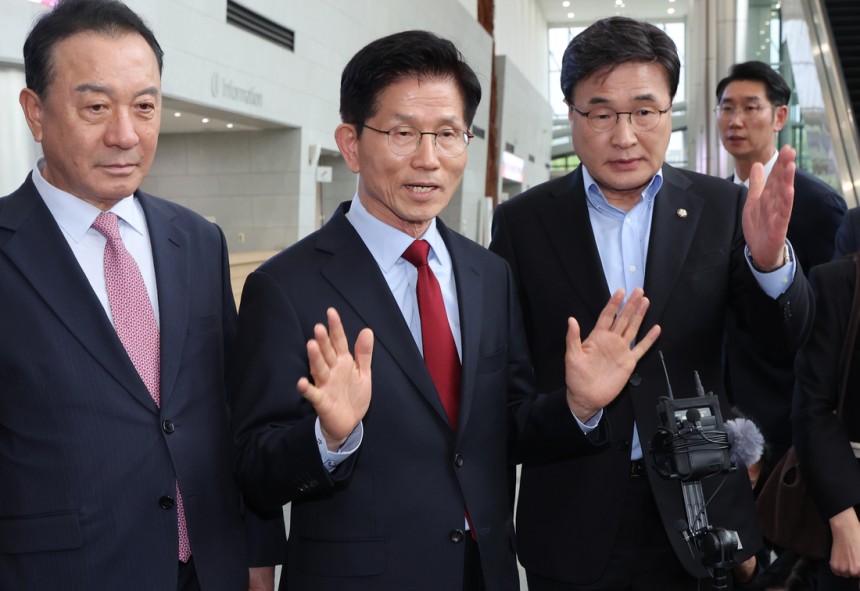 김문수 국민의힘 대선 후보(가운데)가 6일 아시아태평양경제협력체(APEC) 회의장인 경북 경주시 경주화백컨벤션센터에서 무소속 한덕수 대선 예비후보와의 단일화 압박에 반발하며 후보 일정 중단을 선언하고 있다. 김 후보