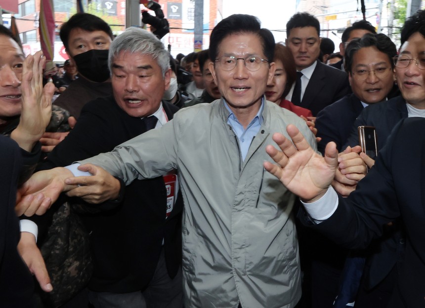 김문수 국민의힘 대선 후보가 6일 경북 포항시 죽도시장을 방문, 지지자들과 인사하고 있다. 연합뉴스