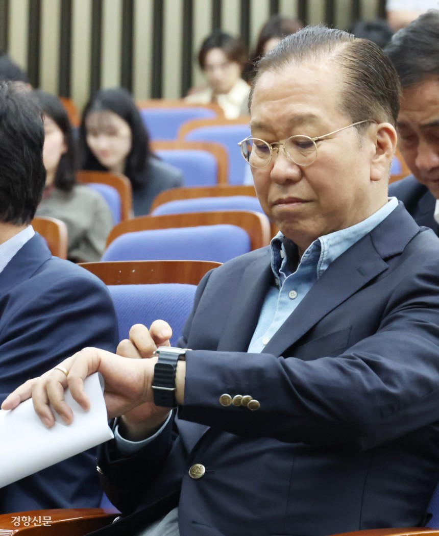시간에 쫓기고 권영세 국민의힘 비상대책위원장이 6일 국회에서 열린 대선 후보 단일화를 논의하는 의원총회에서 시간을 확인하고 있다. 한수빈 기자