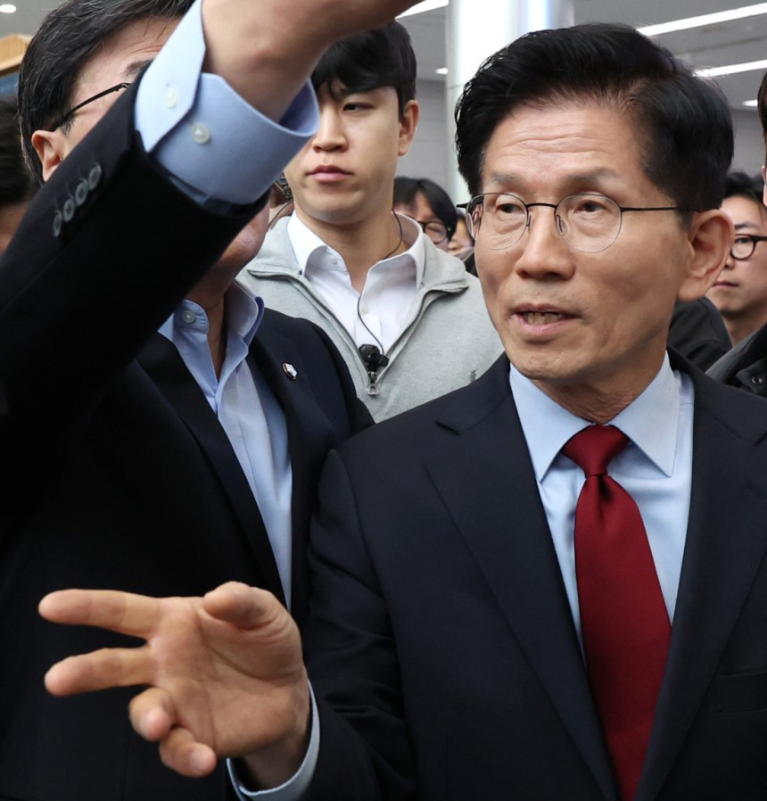 재촉에 쫓기고 국민의힘 김문수 대선 후보가 6일 아시아태평양경제협력체(APEC) 회의장인 경북 경주시 경주화백컨벤션센터에서 일정 중단을 선언한 뒤 이동하고 있다. 연합뉴스