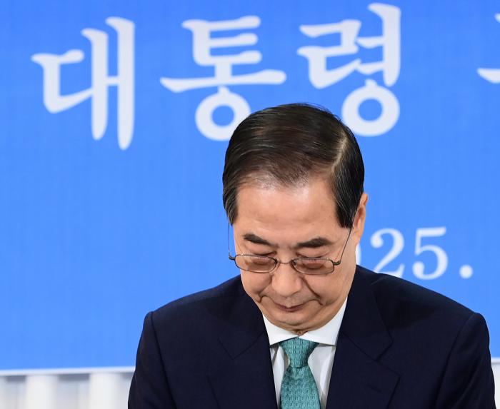 무소속 한덕수 대통령선거 예비후보가 6일 서울 중구 코리아나호텔에서 열린 관훈토론회에서 참석자들에게 인사하고 있다. 2025.5.6 [국회사진기자단]