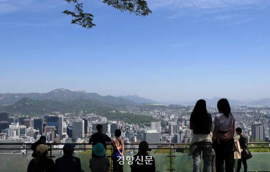 5월 4일 서울 남산공원 전망대를 찾은 시민들이 푸른 하늘을 보며 봄날씨를 즐기고 있다. 서성일 선임기자