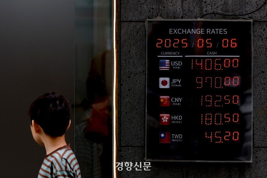 아시아 통화가 강세를 보인 지난 6일 서울 명동거리의 환전소 모습.문재원 기자