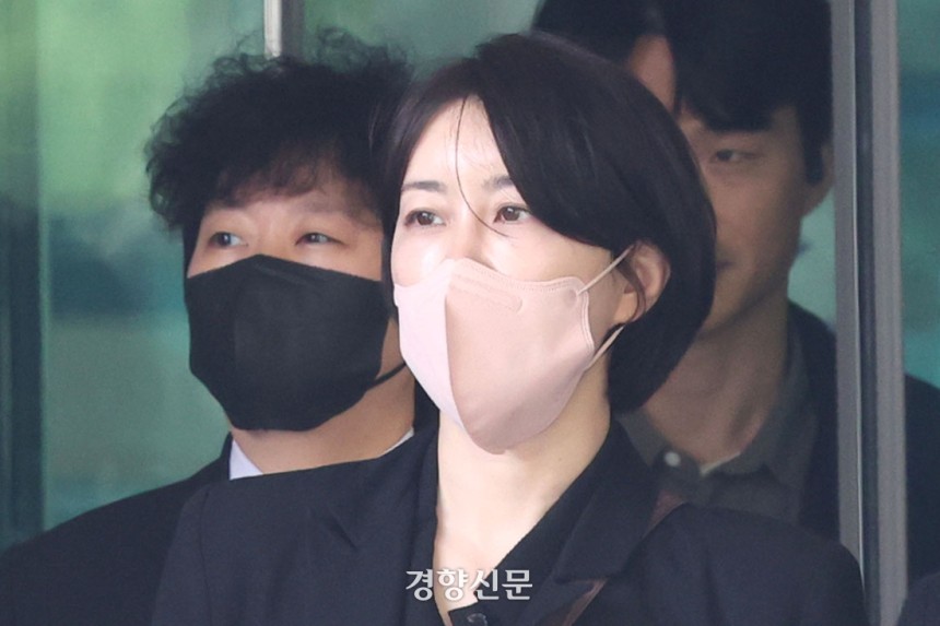 문재인 전 대통령 딸 문다혜씨(42)가 지난달 17일 서울 마포구 서울서부지법에서 음주운전 및 불법 숙박업 혐의로 벌금형을 선고받은 후 법원 청사를 나서고 있다. 한수빈 기자