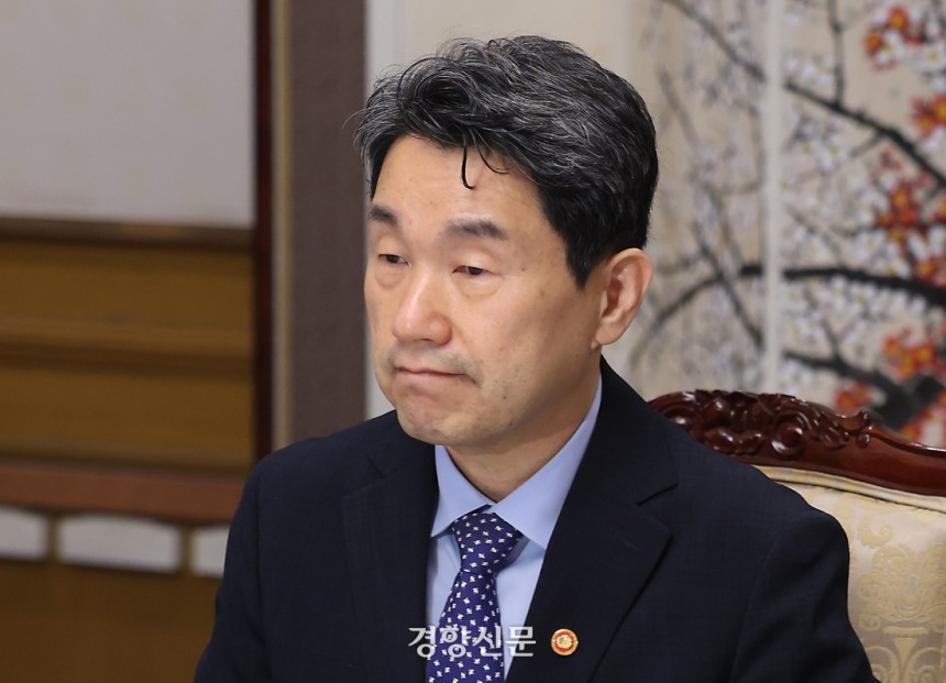 이주호 대통령 권한대행 겸 사회부총리가 7일 오전 경제안보전략 간담회에서 생각에 잠겨 있다.대통령실사진기자단