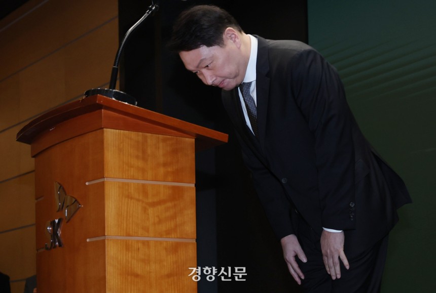 최태원 SK그룹 회장이 7일 오전 서울 중구 SK텔레콤 T타워 SUPEX홀에서 SK텔레콤의 해킹 사고와 관련해 대국민 사과를 하고 있다.서성일 선임기자