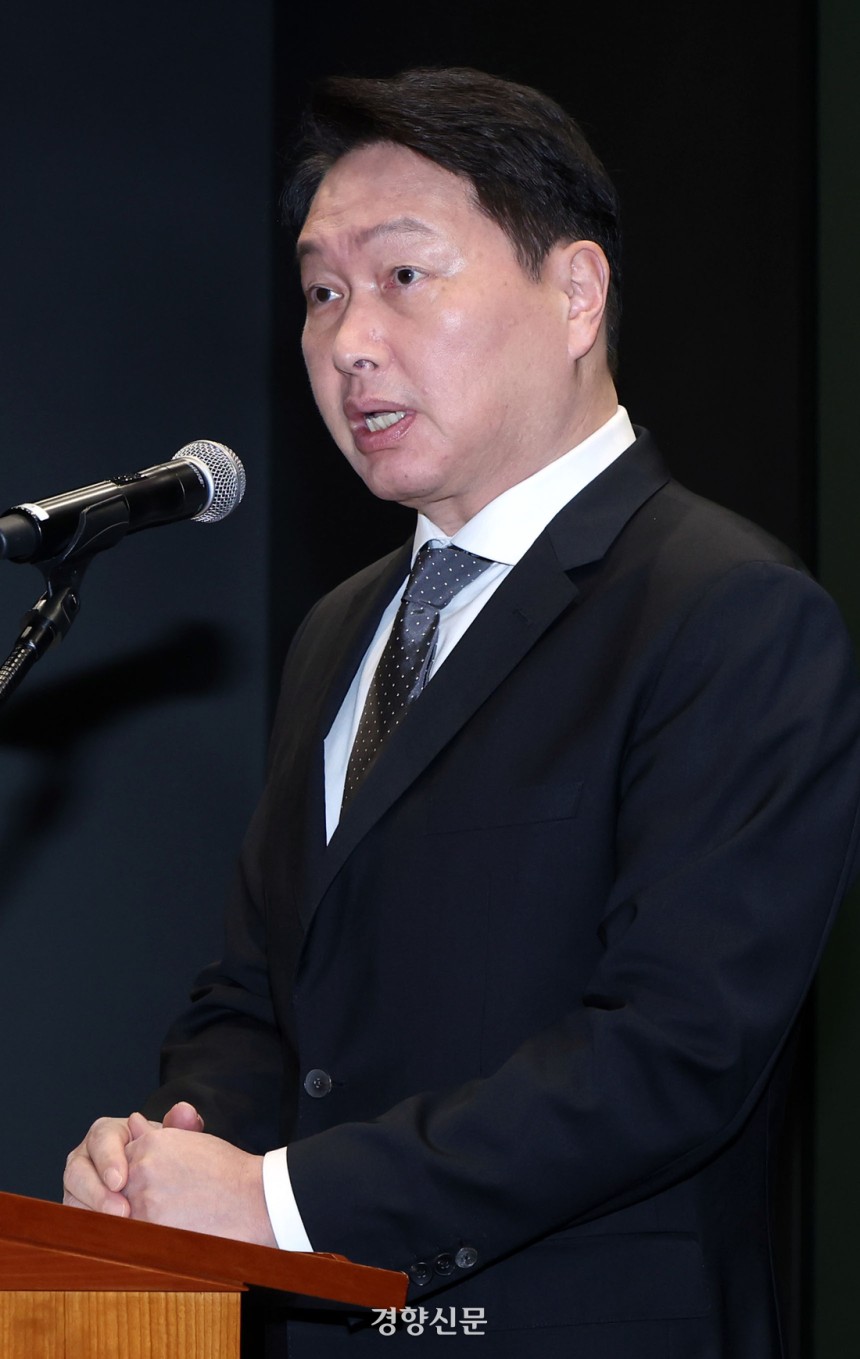 최태원 SK그룹 회장이 7일 오전 서울 중구 SK텔레콤 T타워 SUPEX홀에서 SK텔레콤의 해킹 사고와 관련해 대국민 사과를 하고 있다.서성일 선임기자
