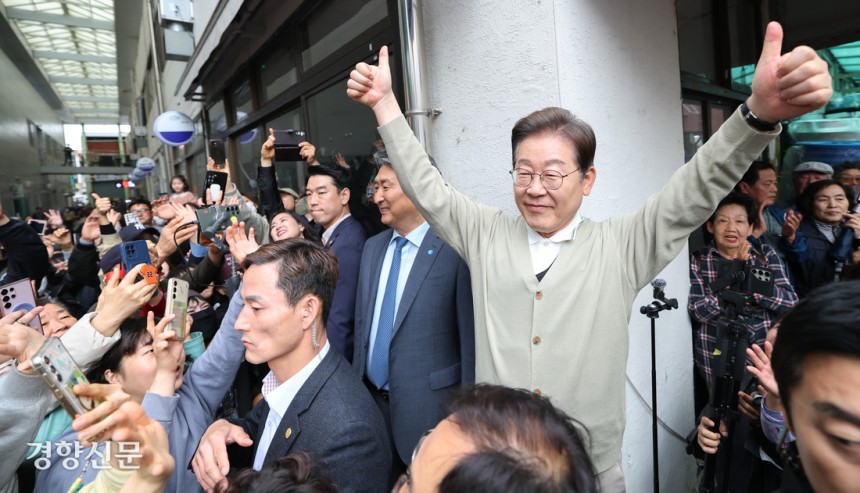 이재명 더불어민주당 대선 후보가 지난 6일 충북 옥천군 옥천공설시장에서 시민들에게 인사하고 있다. 옥천 | 성동훈 기자