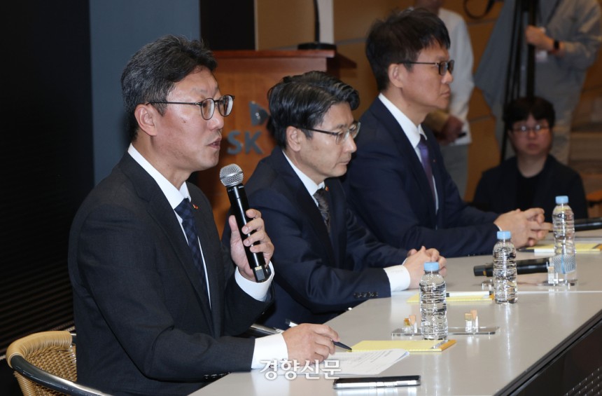 김희섭 SK텔레콤 PR센터장,임봉호 SKT MNO 사업부장,류정환 SK텔레콤 네트워크인프라 센터장(왼쪽부터)이 7일 오전 서울 중구 SK텔레콤 T타워 SUPEX홀에서 SK텔레콤의 해킹 사고와 관련해 취재진 질문에