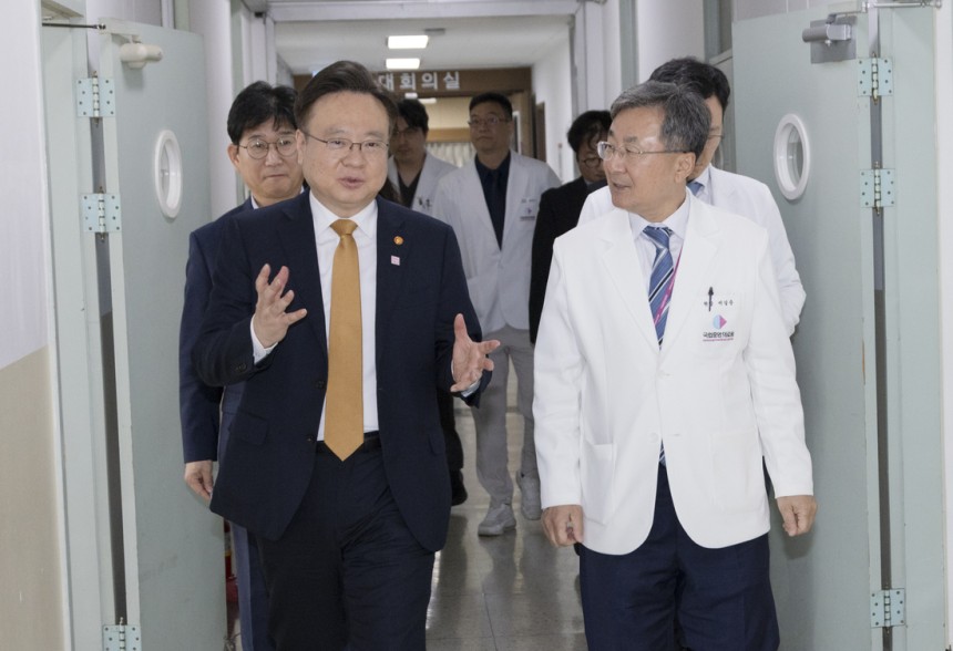조규홍 보건복지부 장관이 지난 2일 서울 중구 국립중앙의료원에서 연휴기간을 대비해 비상진료체계 상황을 점검하고 있다.보건복지부 제공