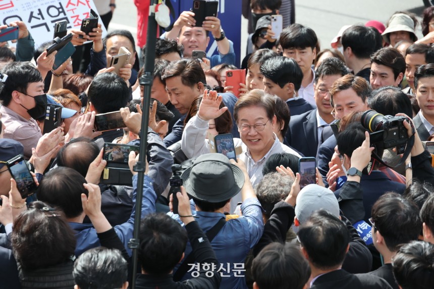 이재명 더불어민주당 대선 후보가 7일 전북 익산시 옛 익산시청 제2청사 앞에서 시민들에게 손을 들어 인사하고 있다.박민규 선임기자