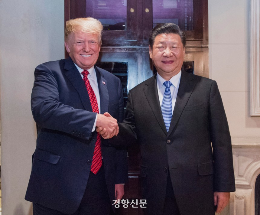 도널드 트럼프 미국 대통령이 2018년 12월 시진핑 중국 국가주석과 만나 악수하고 있다.신화연합뉴스
