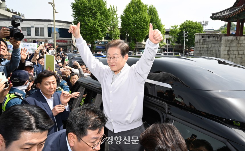 이재명 더불어민주당 대선 후보가 7일 전북 전주시 풍남문 일대에서 일정을 마치고 지지자들을 향해 인사하고 있다.박민규 선임기자