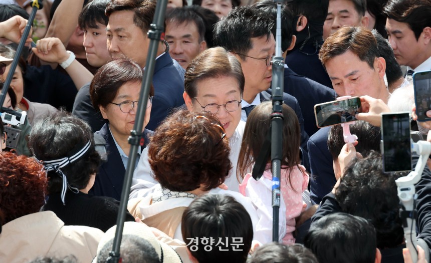 유튜버들이  7일 구 익산시청 제2청사앞에서 이재명 더불어민주당 대선후보의 골목골목 경청투어에서 시민들과 인사하는 모습을 찍기 위해 대형 모노포드애 설치한 휴재폰으로 촬영하고 있다. 박민규 선임기자