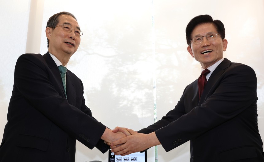 김문수 국민의힘 대선 후보(오른쪽)와 한덕수 무소속 대선 예비후보가 7일 서울 종로구의 한 식당에서 후보 단일화 관련 회동을 하기 전 악수하고 있다. 연합뉴스