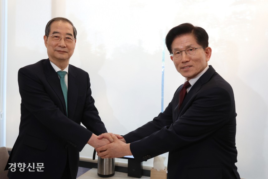 김문수 국민의힘 대선 후보(오른쪽)와 한덕수 무소속 예비후보가 7일 서울 종로구의 한 식당에서 만나 단일화를 논의하기 전 악수하고 있다. 문재원 기자
