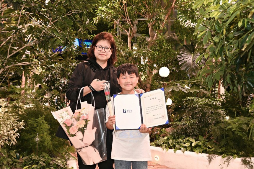 심폐소생술로 엄마를 살린 정태운군(오른쪽)이 부천시로부터 표창장을 받은 후 기념촬영을 하고 있다. 부천시 제공