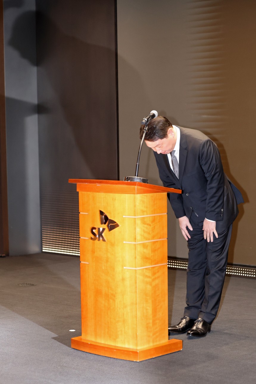 최태원 회장 “고객·국민 불안 사과” 최태원 SK그룹 회장이 7일 오전 서울 중구 SK텔레콤 본사에서 가진 유심(USIM) 해킹 사태에 관한 브리핑 도중 허리 숙여 사과하고 있다. 서성일 선임기자
