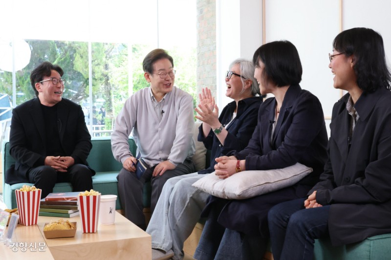 김은숙·박해영 작가 만난 이재명 “국내 통합 OTT·작가 학교 설립 검토”
