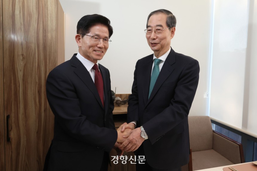 김문수 국민의힘 대선 후보(왼쪽)와 한덕수 무소속 예비후보가 7일 오후 서울 종로구의 한 식당에서 단일화 관련 회동을 하기 전 악수하고 있다. 문재원 기자