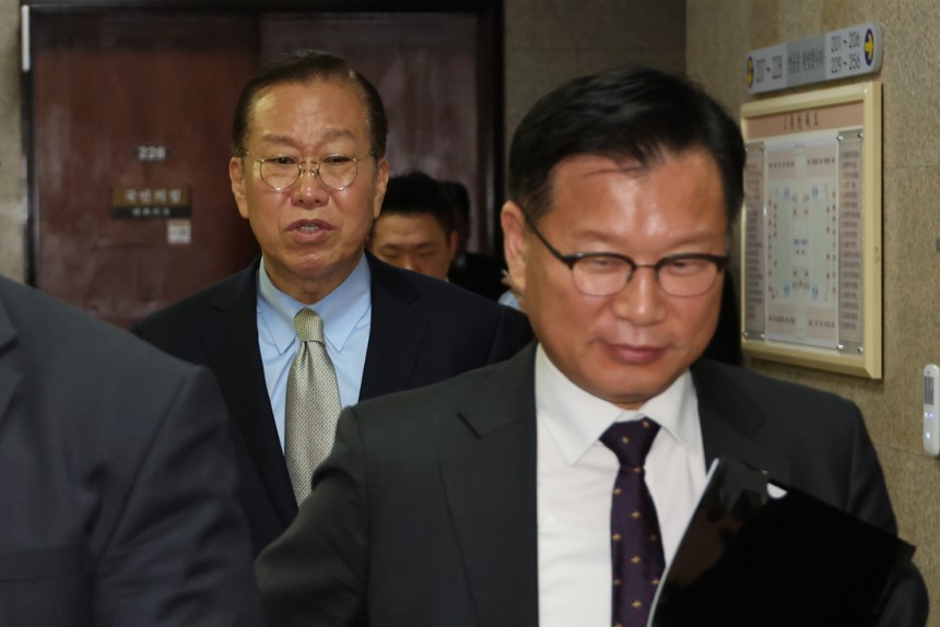 권영세 국민의힘 비상대책위원장과 이양수 당 선거관리위원장이 7일 밤 국회에서 의원총회에 이어 열린 비상대책위원회의와 선거관리위원회의를 마친 뒤 나오고 있다. 연합뉴스